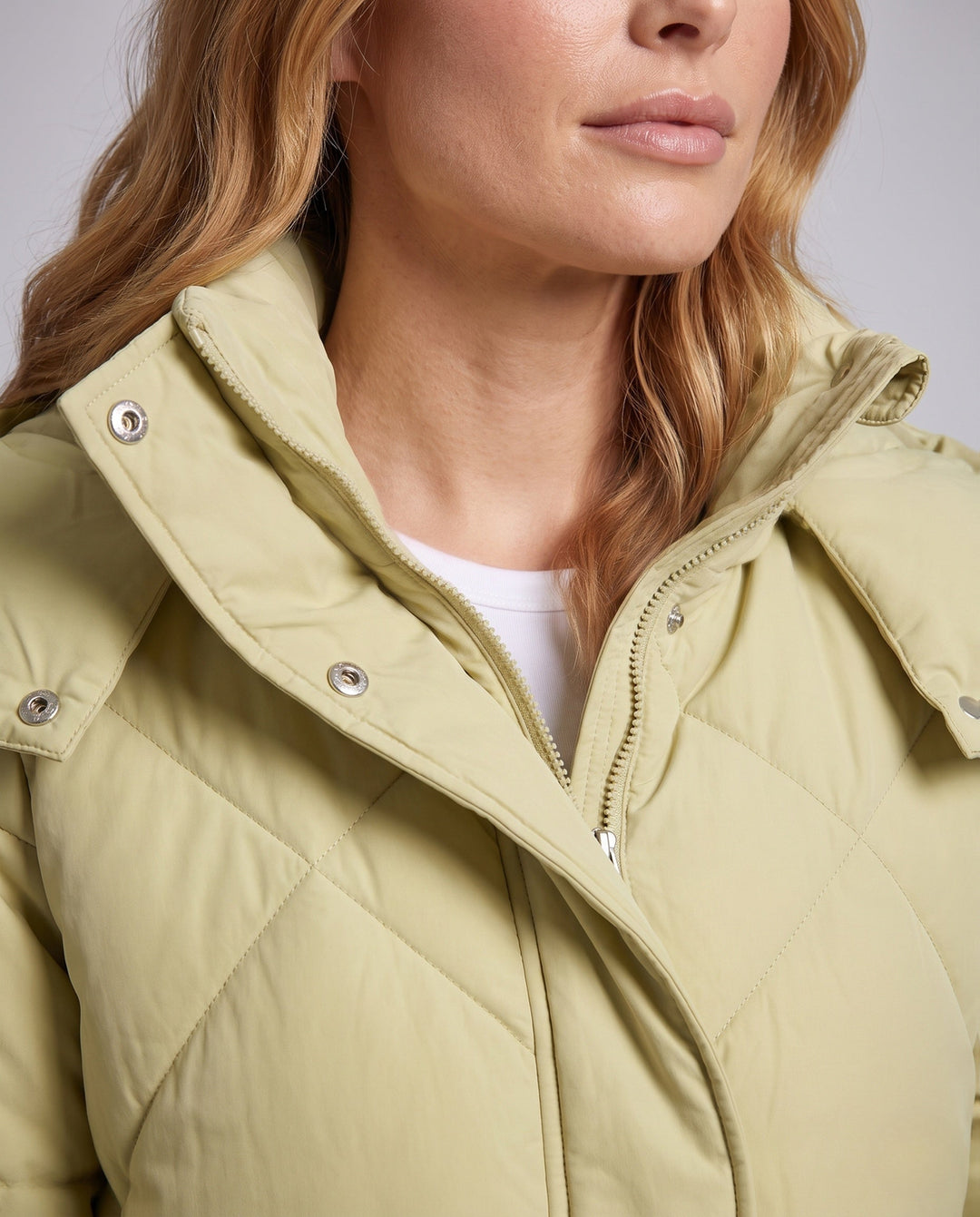 Dam Kort Thermo Parka med Oversize Huva, Lock Fickor, och Side Dragkedja Details