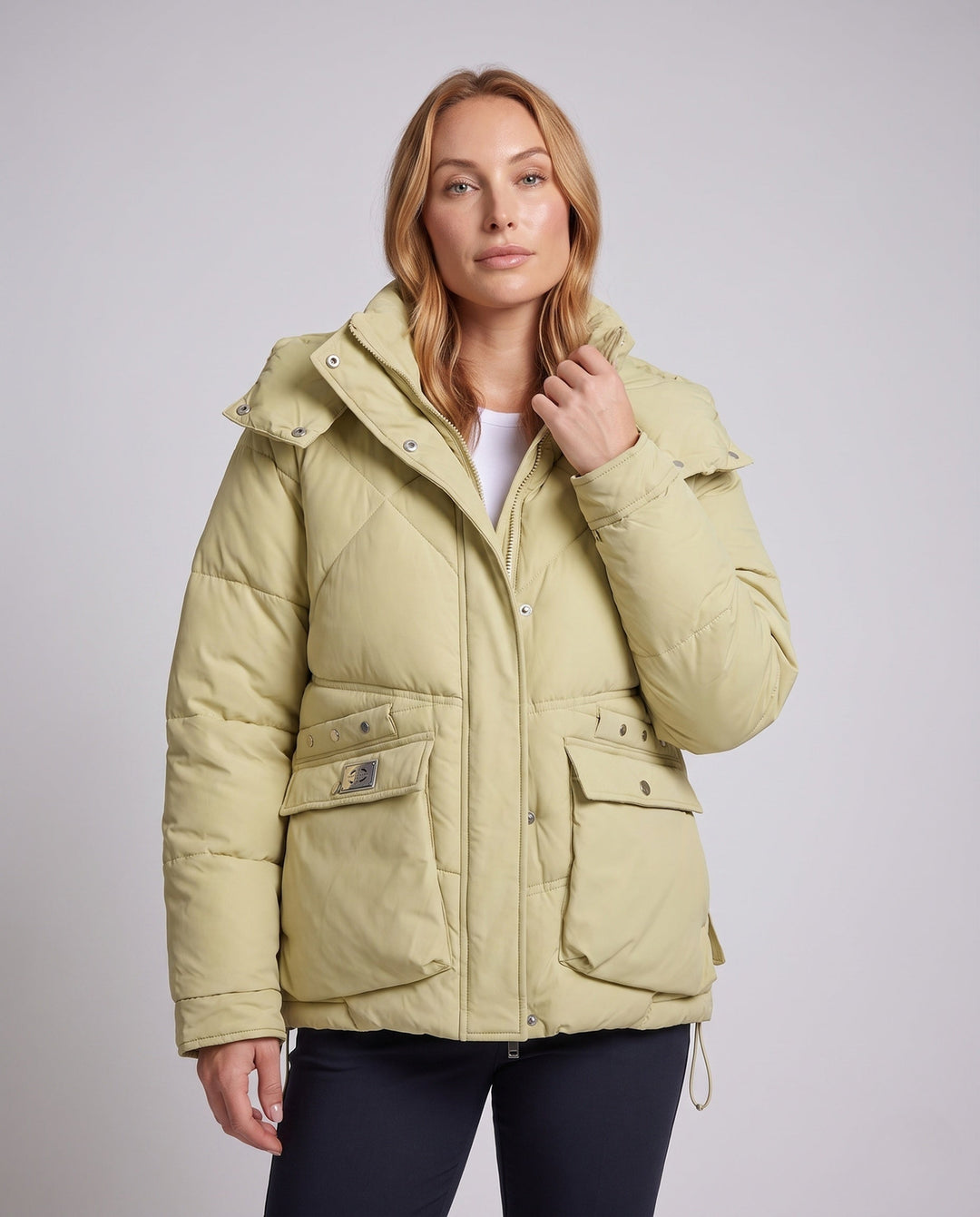 Dam Kort Thermo Parka med Oversize Huva, Lock Fickor, och Side Dragkedja Details