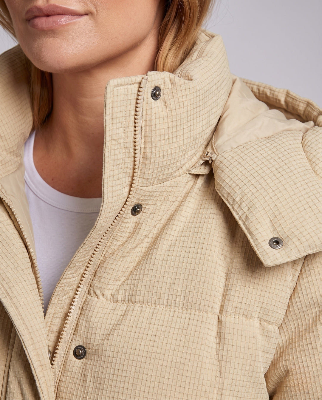 Dam Kort Thermo Puffer med Structured Micro-Check Quilting och Ergonomisk Huva Krage