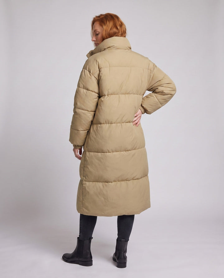Dam Longer Boxig Thermo Puffer med Hög Stå Krage, College Patch, och Noise-Reducing Outer Shell