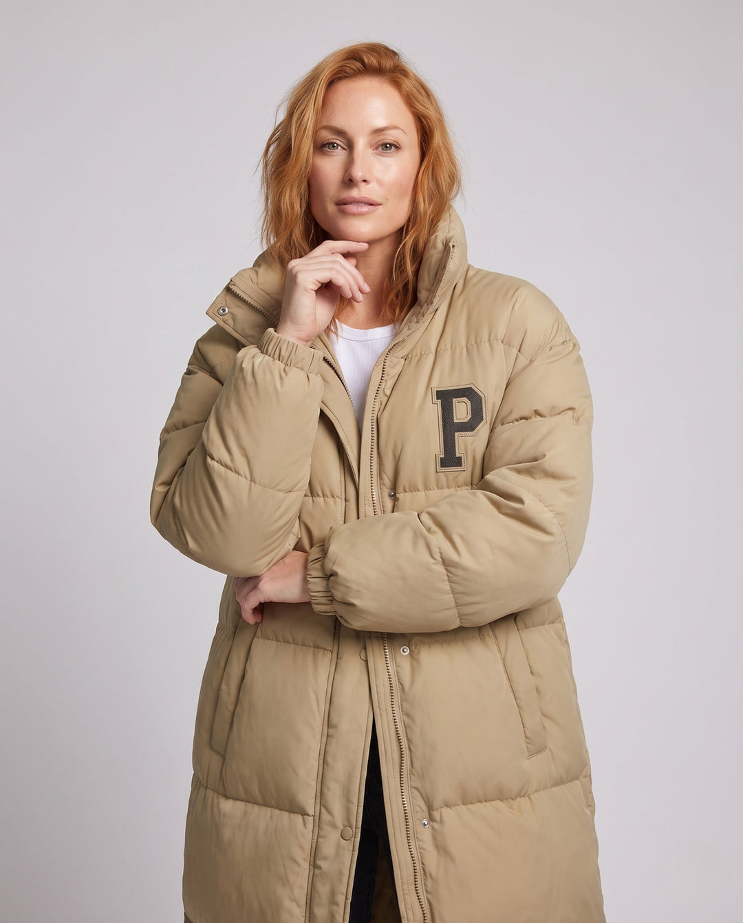 Dam Longer Boxig Thermo Puffer med Hög Stå Krage, College Patch, och Noise-Reducing Outer Shell