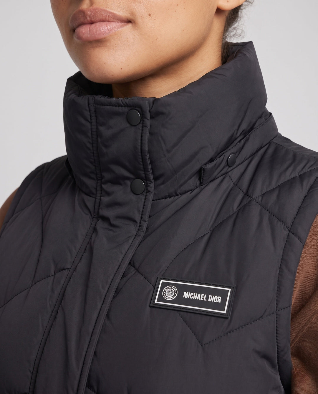 Dam Lätt Termisk Quiltad Väst med Integrated med Huva Inner Krage, Multifunctional Outer Fickor, och Justerbar Drawstring.