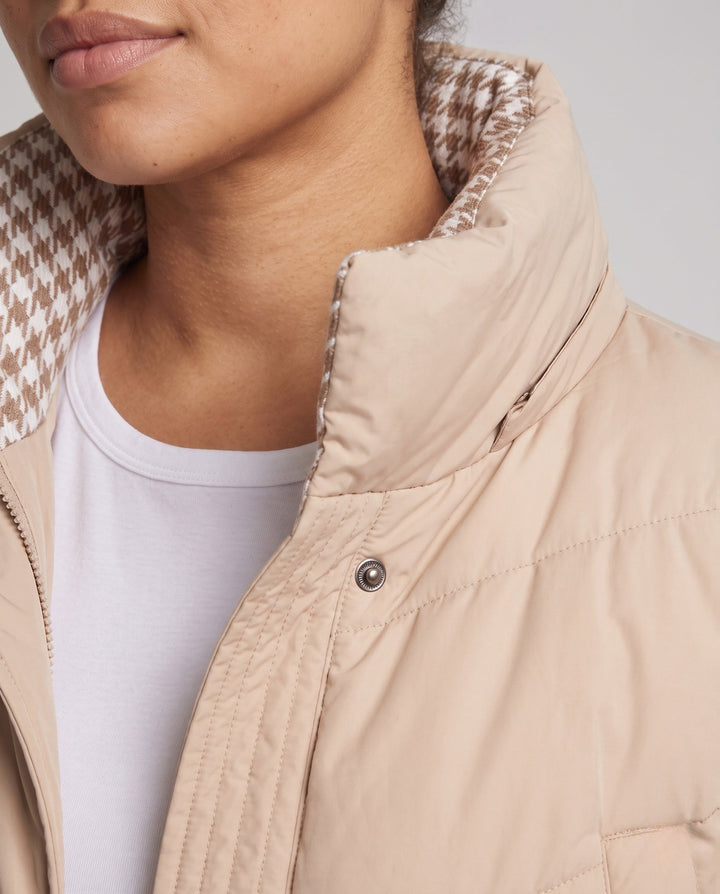 Dam Mid-Length Thermo med Huva Kappa med Asymmetrisk Chevron Quilting och Vindtät Outer Shell