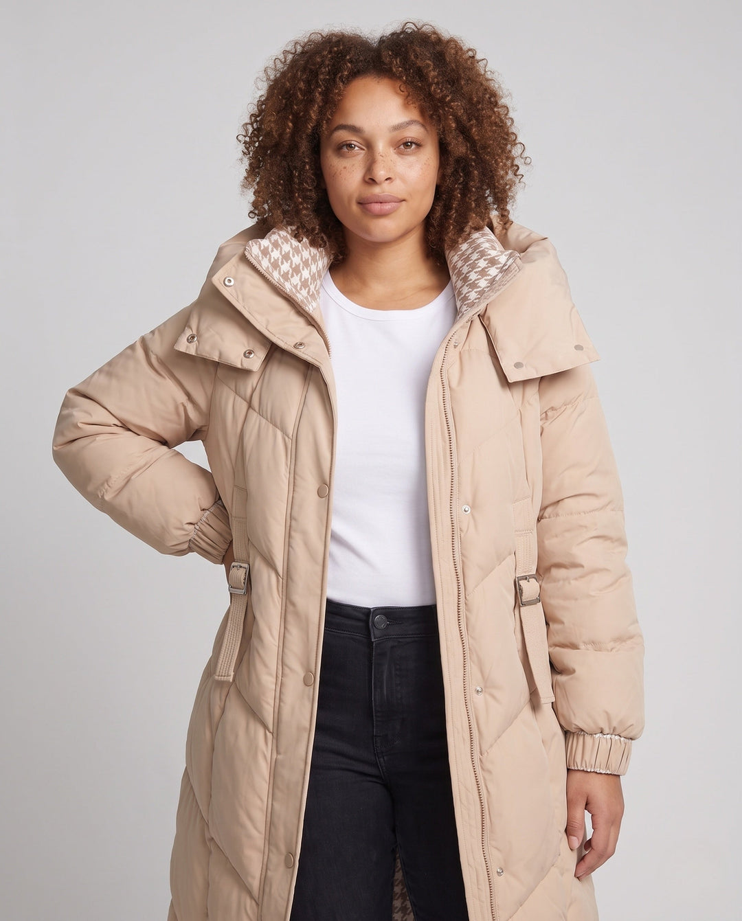 Dam Mid-Length Thermo med Huva Kappa med Asymmetrisk Chevron Quilting och Vindtät Outer Shell