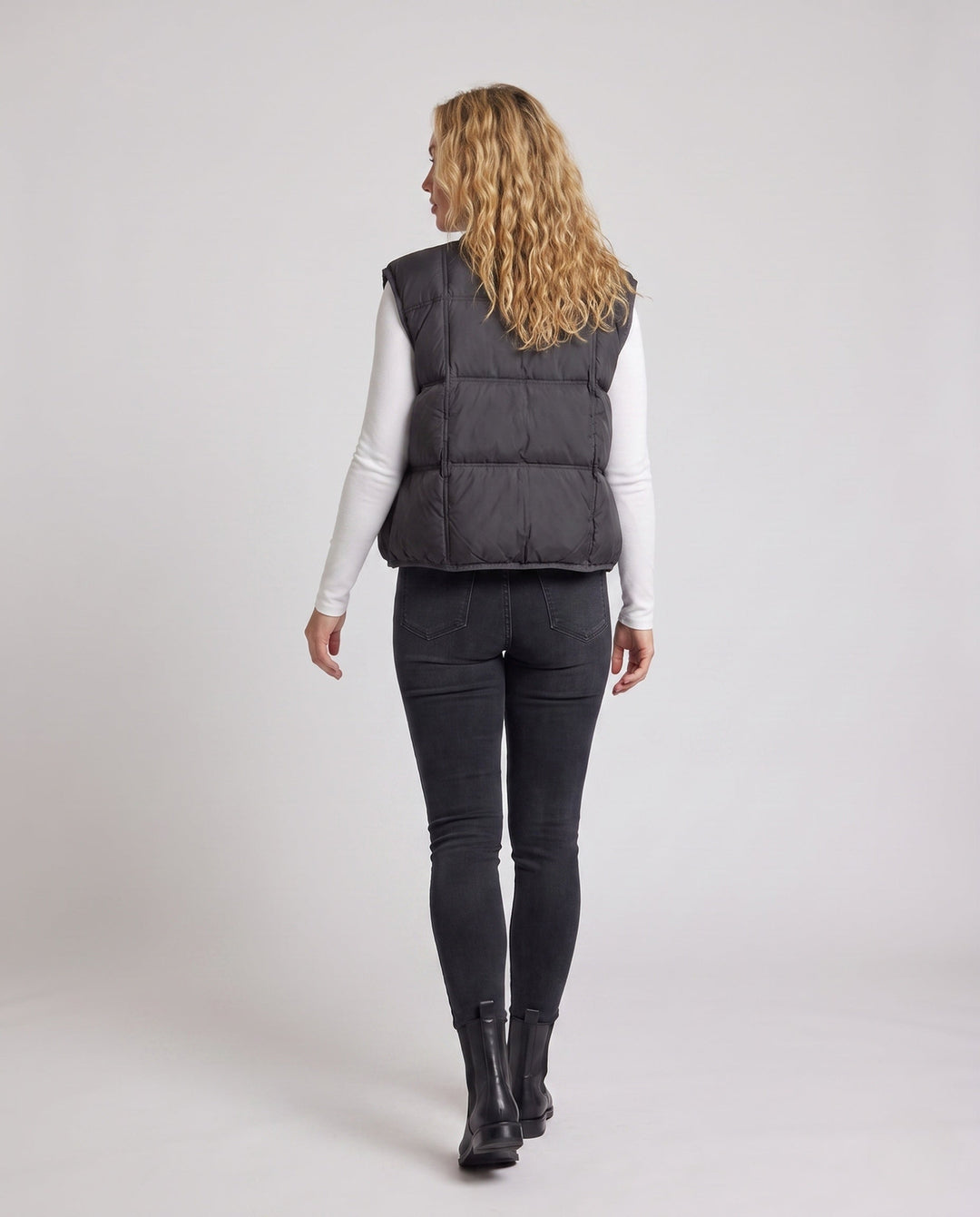 Dam Ultra-Lätt Vadderad Sleeveless Thermoväst med Round Neckline, Square Quilting, och Justerbar Drawstring Nederkant.