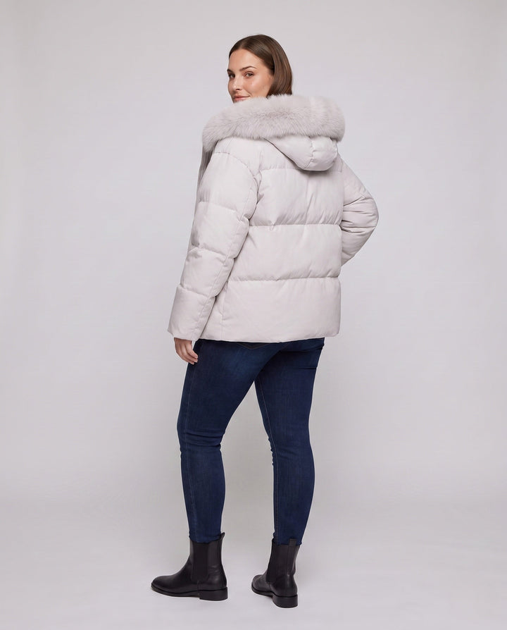 Dam Quiltad Kort Parka med Voluminous Huva Kant i Faux Fur Look och Extra Wide Ärmar