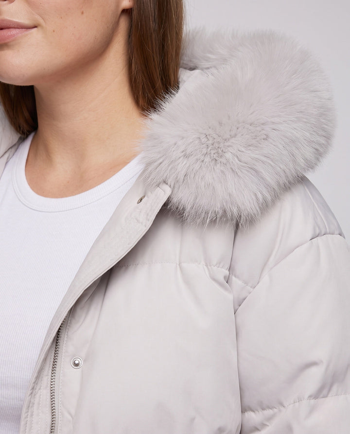 Dam Quiltad Kort Parka med Voluminous Huva Kant i Faux Fur Look och Extra Wide Ärmar