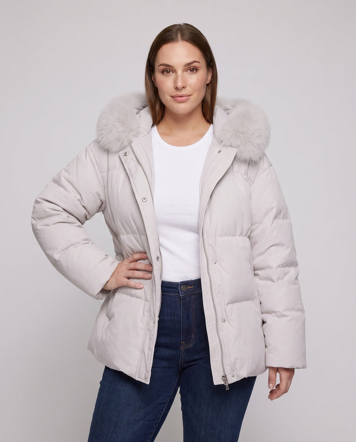 Dam Quiltad Kort Parka med Voluminous Huva Kant i Faux Fur Look och Extra Wide Ärmar