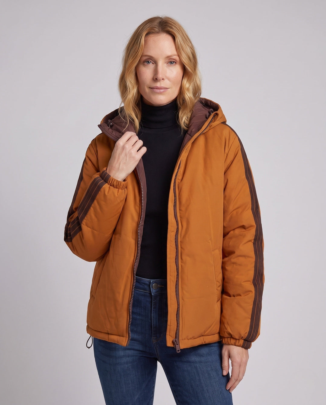 Dam urban quiltad parka med high ståkrage, huva och sportig stripes