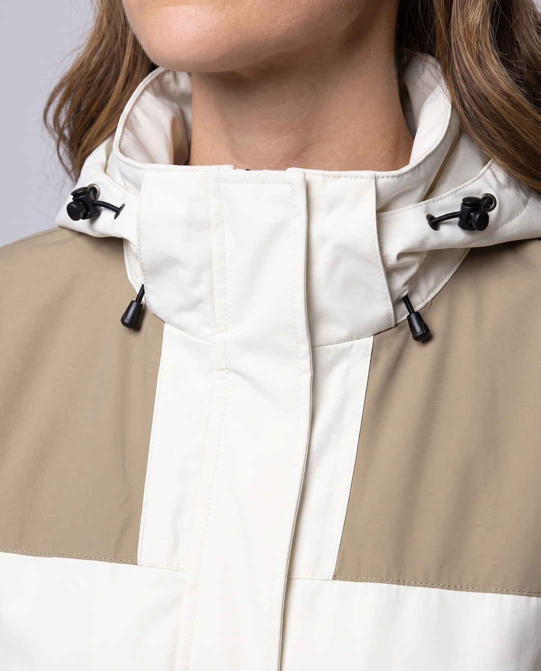Dam lätt två-layer med huva jacka med vindtät membrane och funktionell zip fickor