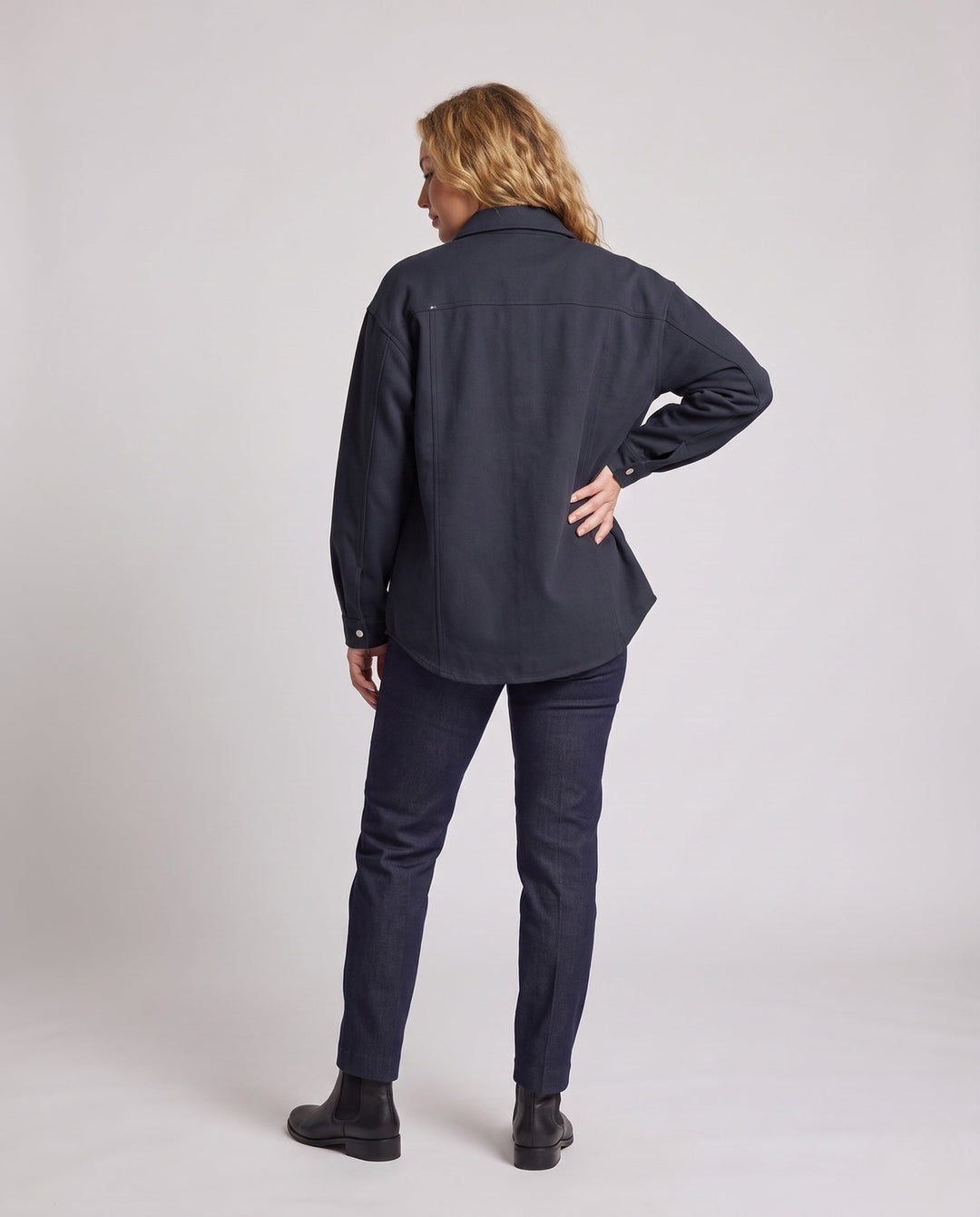 Unisex oversize Hemdjacke im Boxy‑Schnitt mit Druckknopfleiste &amp; minimalistischem Workwear‑design