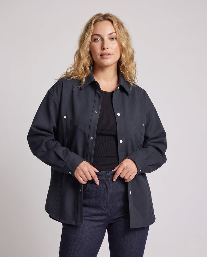 Unisex oversize Hemdjacke im Boxy‑Schnitt mit Druckknopfleiste &amp; minimalistischem Workwear‑design