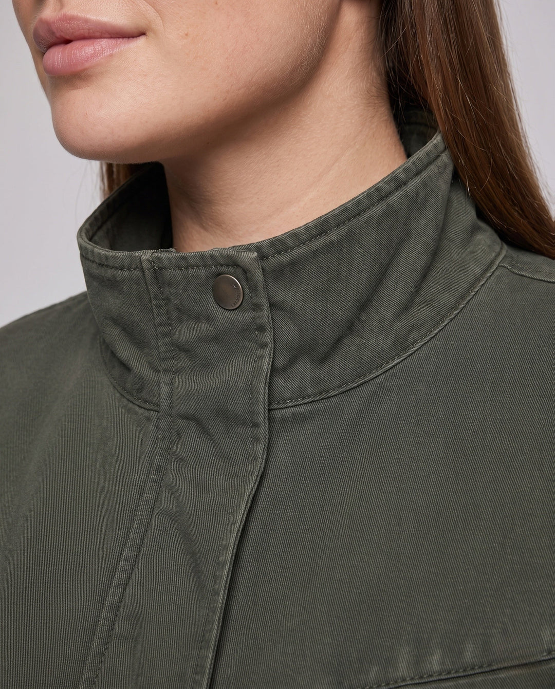 Unisex oversize Utility-Fieldjacke mit Stehkragen, verdeckter Druckknopfleiste und elastischem Saum