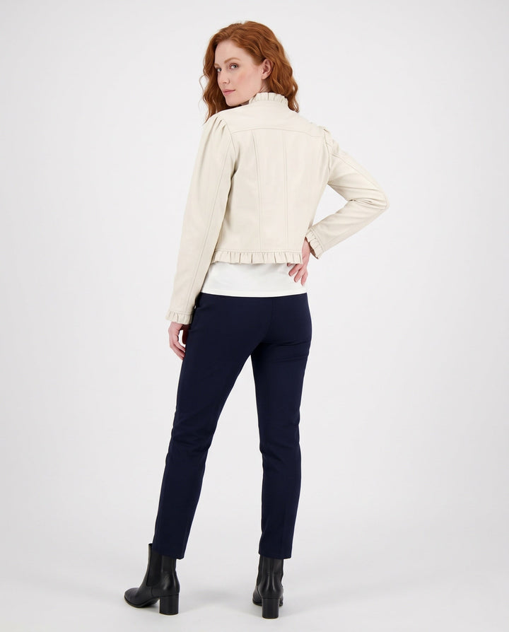 Dam Kort Figurnära Jacka med Ruffled Fåll, Ståkrage och Decorative Pleats.