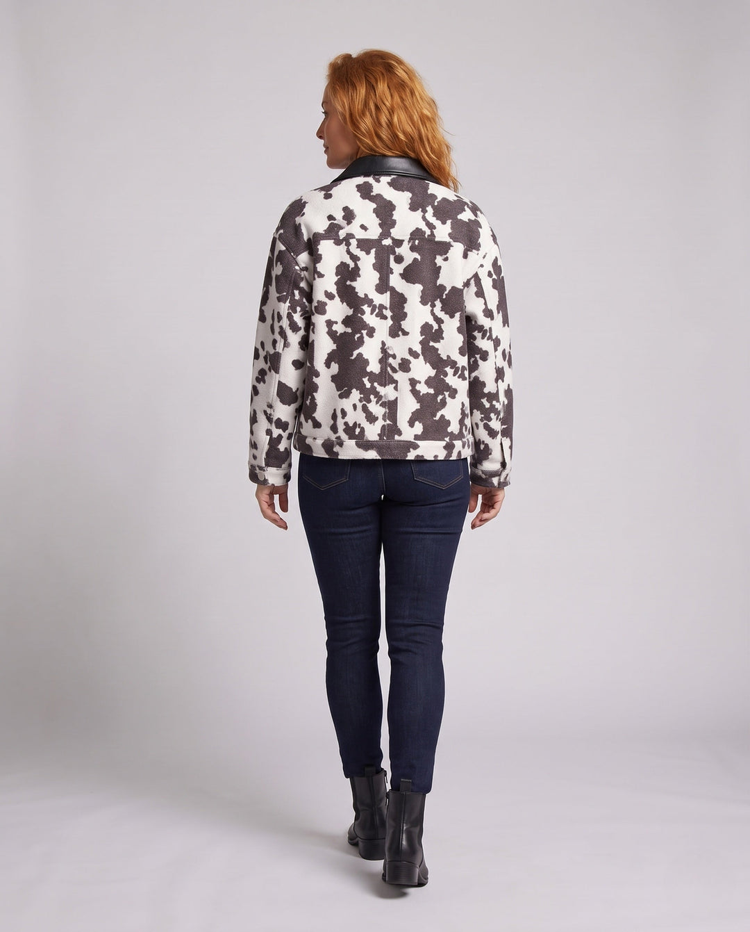 Dam kort Trucker jacka in Boucle Cowprint med konstläder krage