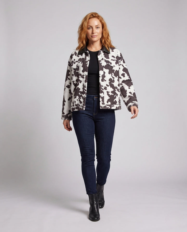 Dam kort Trucker jacka in Boucle Cowprint med konstläder krage