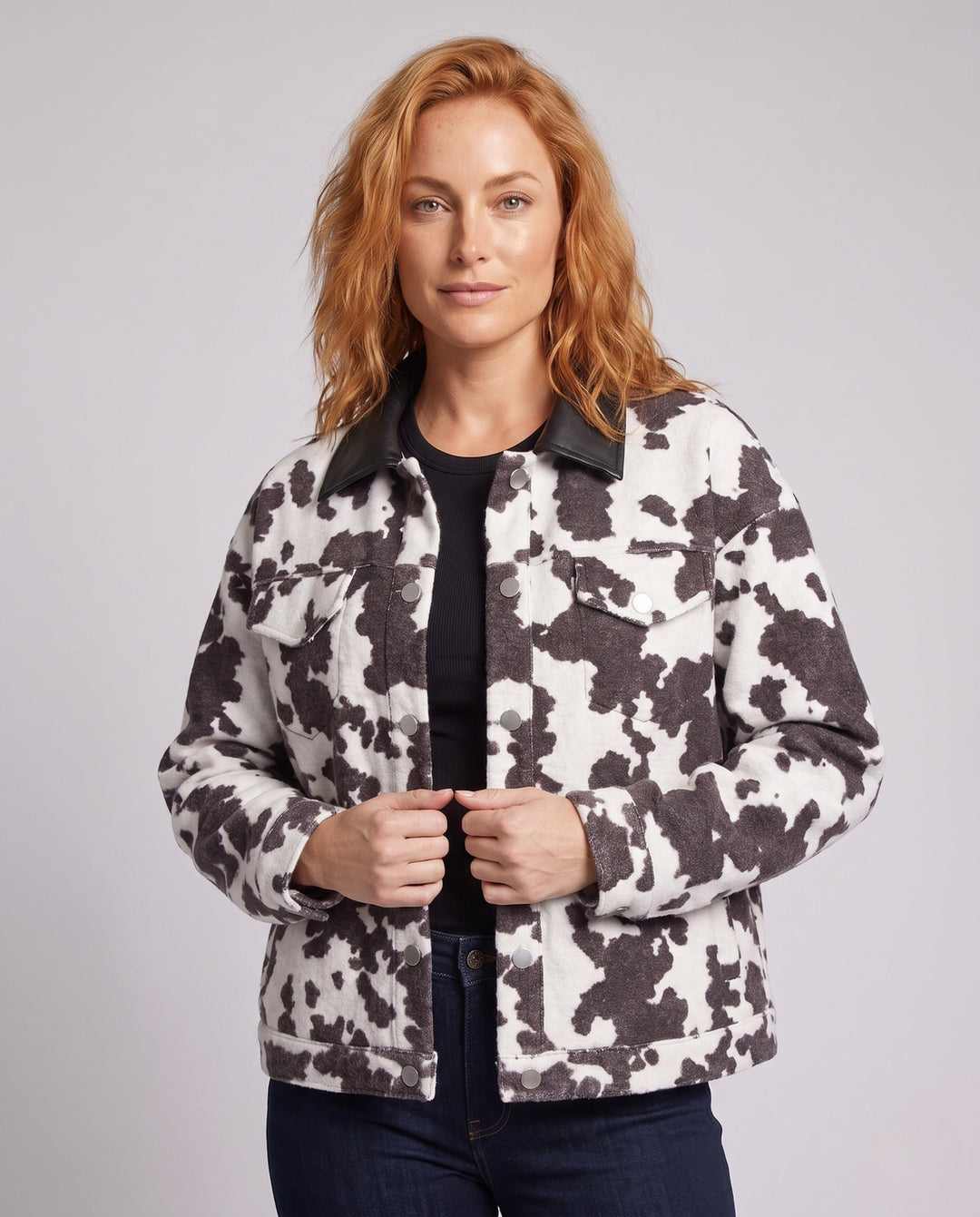 Dam kort Trucker jacka in Boucle Cowprint med konstläder krage