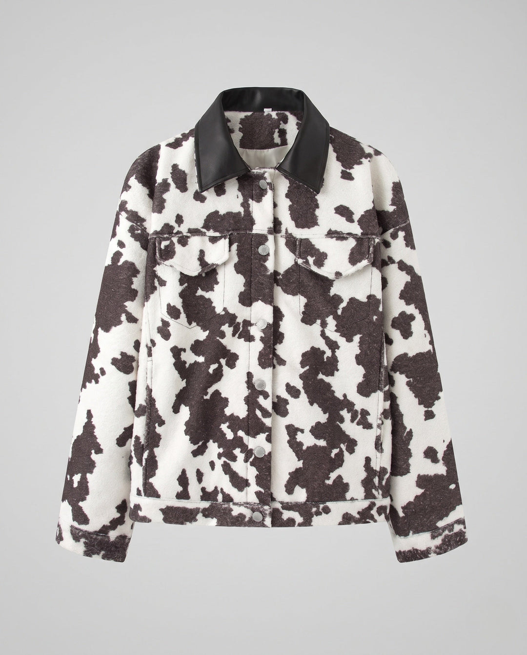 Dam kort Trucker jacka in Boucle Cowprint med konstläder krage