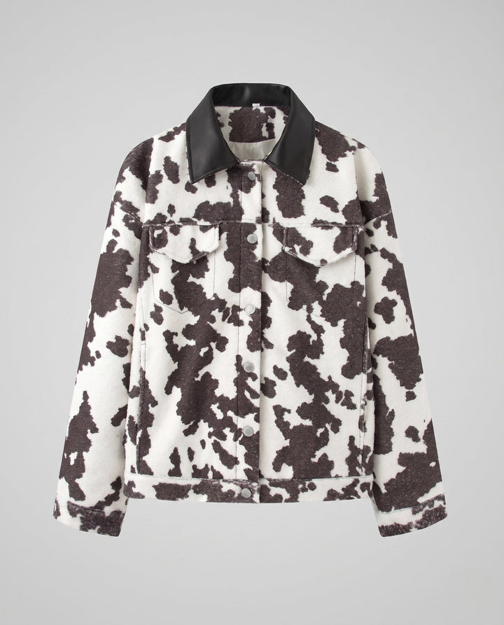 Dam kort Trucker jacka in Boucle Cowprint med konstläder krage