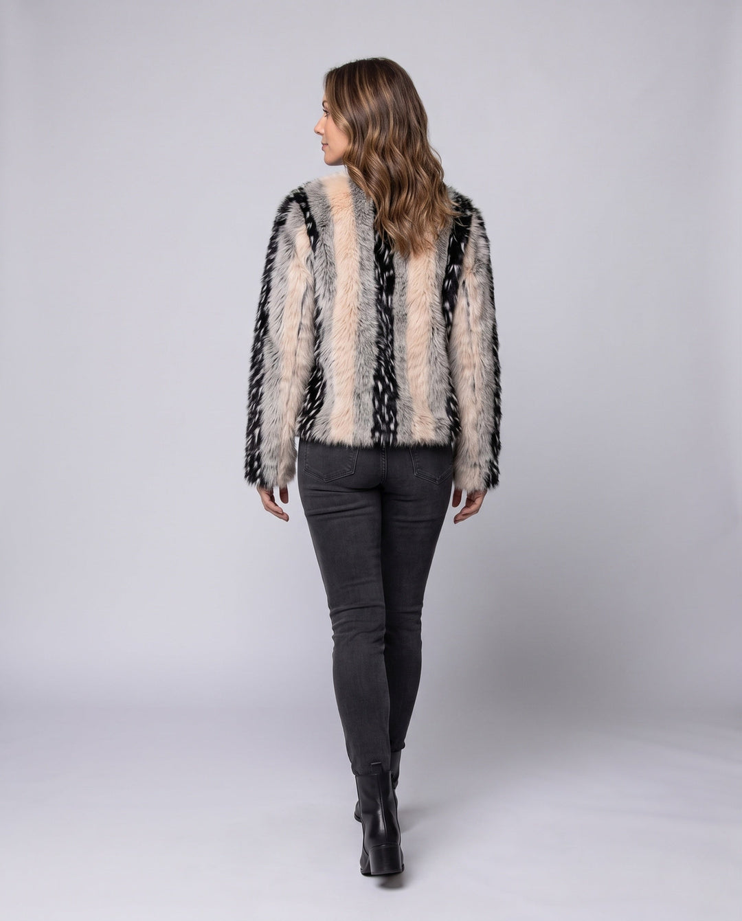 Dam kort Faux Fur jacka med kontrasterande Fur Stripes och Round Neckline