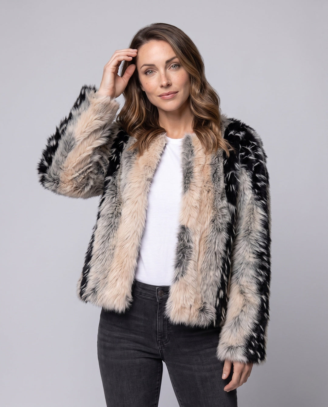 Dam kort Faux Fur jacka med kontrasterande Fur Stripes och Round Neckline
