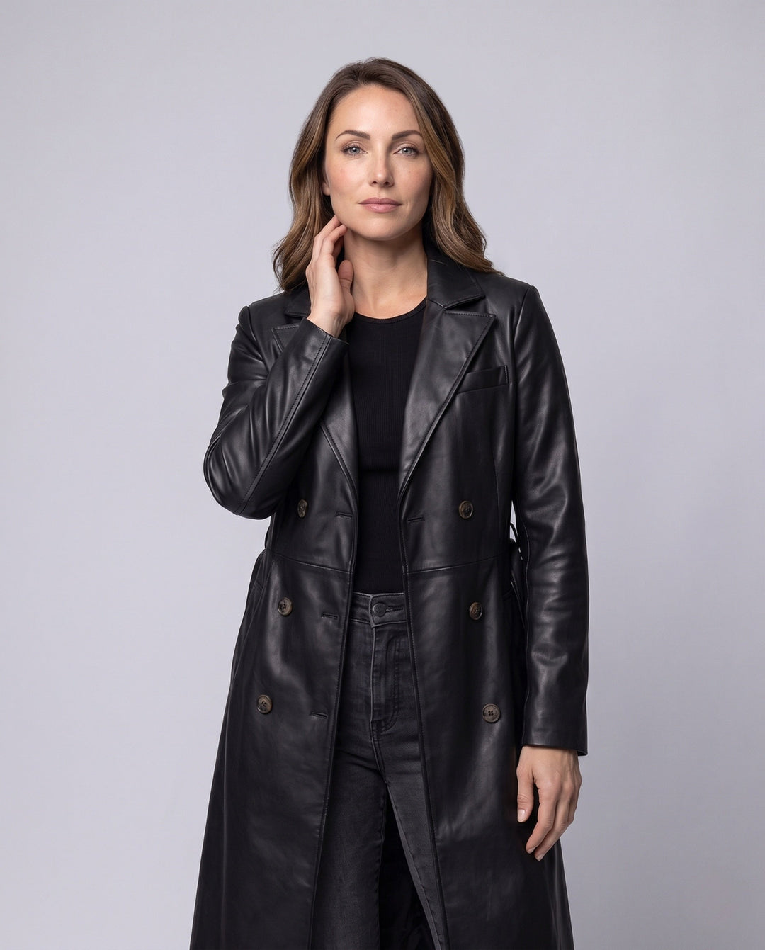 Dam Longer Skräddarsydd Trenchcoat Gjord av Vegan Läder Look med Knytbälte och Sjalrakrage