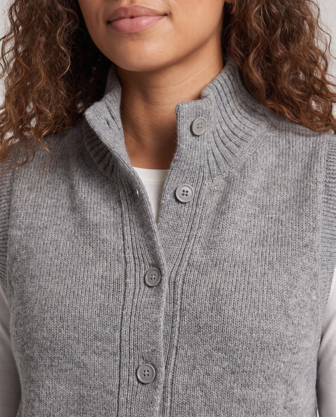 Dam ärmlös structured knit väst med hög ribbed krage, dold knappslå och inset fickor