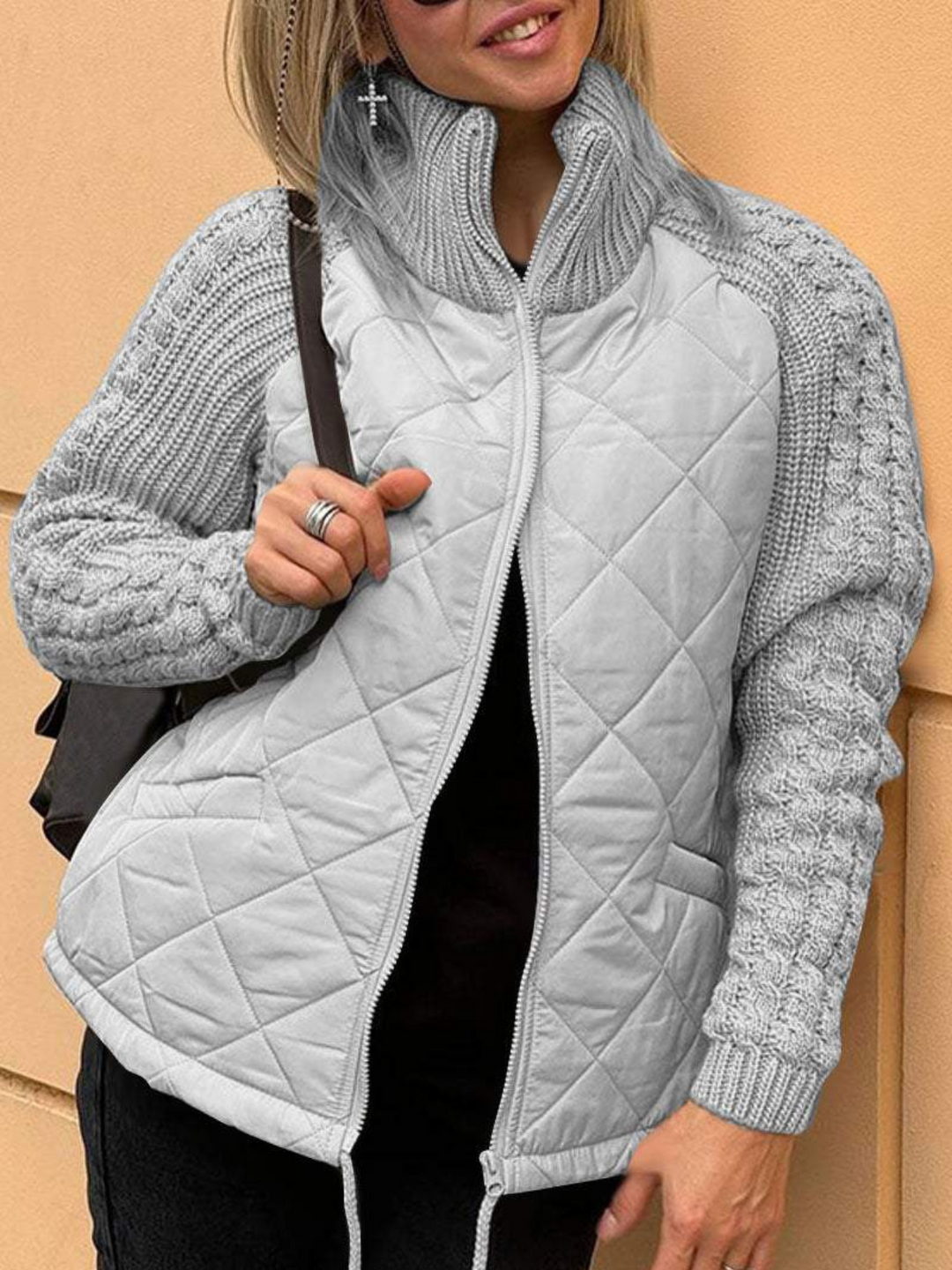 | Dam stickad vinterjacka med dragkedja och quiltad front panel