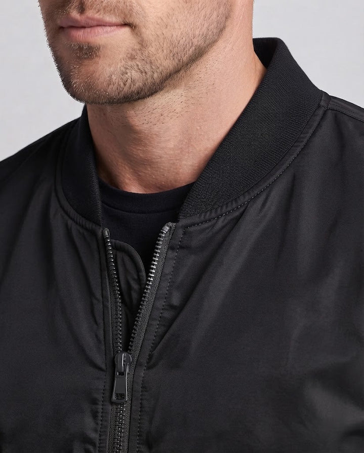 Herr teknisk nylon flight bomber med vadderad invändig, ärm ficka och elastisk ribbade muddar