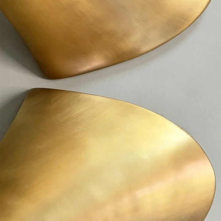 Modern mässingsväggsarmatur Skulptural trumpetformad ljuskälla