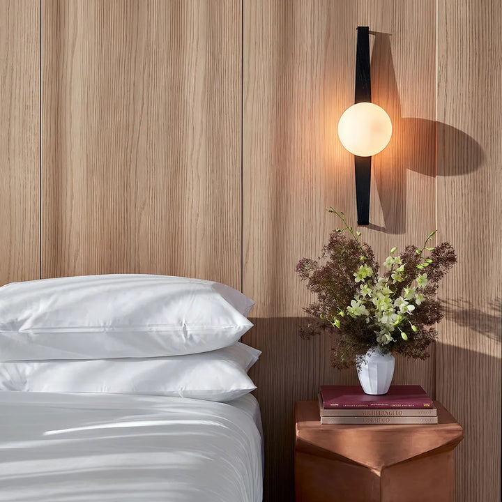 Modern Globe Vägglampa med Böjd Trä och Glas